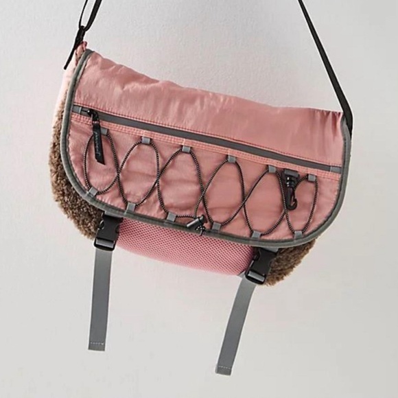 Free People NWT Playoff Sherpa Messenger Bag in pink - Picture 2 of 9